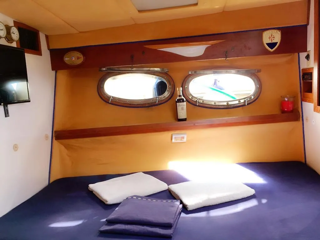 Botel Tj Di Jetset Hotel Cagliari